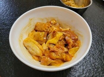 step1: 雞斬件； 洗淨、瀝乾再用毛巾或廚紙徹底吸乾水份置大碗;  把<span class="group_2">醃料</span>倒進雞件， 
     徹底撈勻後再下生粉撈勻醃30分鐘