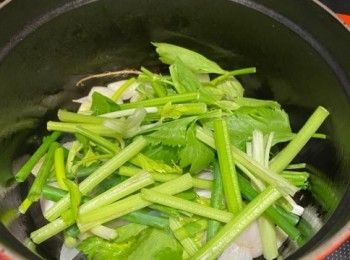 step6: 順序放上芹菜、葱段、粉絲、蟹件，淋上餘下的汁料；加蓋煮滾。