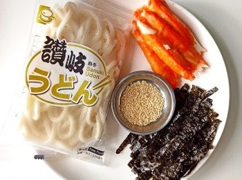 step1: 準備好材料及以下調味：芥辣 + 豉油 + 水