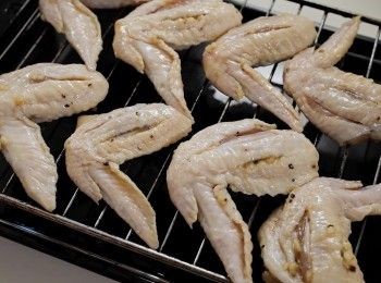 step3: 放入焗爐中焗15-20分鐘
期間記得打開焗爐把<a href="https://bit.ly/3zHU5V3" target="_blank" data-keyword="雞翼" class="guide-link"><strong>雞翼</strong></a> <span style="display:inline-block;vertical-align:middle;margin-top:-3px;color:initial;border-radius:3px;padding:2px 3px;font-size:12px;line-height:14px;background:#87d300;color:#fff;">即買</span> 翻面一次。