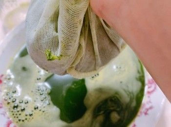 step2: 用隔渣布榨出班蘭汁