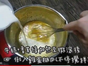 step15: 牛奶+香草條加熱至微滾後
☞ 倒入雞蛋糊內(不停攪拌)