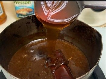 step7: 4. 打開鍚紙，將汁料放入小煲內(需隔去香料)，大火收至汁濃，熄火，加入麥芽糖拌勻；塗上豬肋排面220度焗20分鐘，即成。