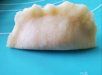 step25: 再收口摺合做成欖球形狀，待粉糰再休息15分鐘