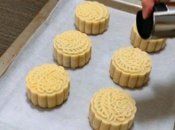 step13: 4) 把焗爐用上火220°C下火160°C預熱15分鐘，把月餅的頂部和低部灑上水份，防上裂面和象腳。首先把月餅直接放入焗爐，無需解凍，放在中層用上火220°C下火160°C焗10分鐘，至表面呈乾燥白色，使月餅定型。