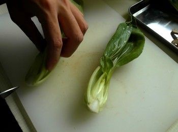 step1: 香菇切片。青江菜洗淨後撥開。香腸切片。所有調味調拌勻備用。米洗好放放入電鍋蒸熟