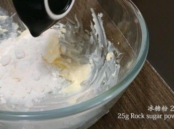 step1: 製作<span class="group_1">牛油餅皮</span>:
1) 把牛油在室溫放軟拌勻，加入冰糖粉攪拌至奶白色。