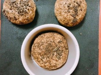 step7: 麵團表面沾上Oreo碎