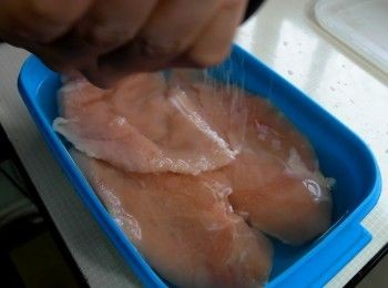 step1: <a href="https://bit.ly/3EZL8dD" target="_blank" data-keyword="雞胸" class="guide-link"><strong>雞胸</strong></a> <span style="display:inline-block;vertical-align:middle;margin-top:-3px;color:initial;border-radius:3px;padding:2px 3px;font-size:12px;line-height:14px;background:#87d300;color:#fff;">即買</span> 肉用濃度3%鹽水浸泡後放入冰箱冷藏一天