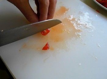 step1: 洋蔥切末。大蒜切末。紅蔥頭切末。蔥切蔥花。番茄切塊。