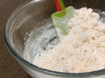 step4: 4) 篩入低筋麵粉和吉士粉，用刮刀拌勻，然後用手搓成糰，放入雪櫃冷藏至硬身備用。