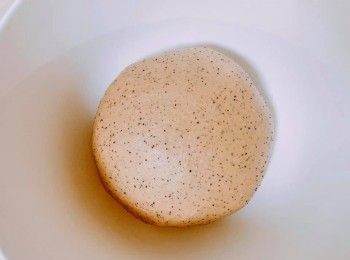 step2: 麵團打發5分鐘後加入牛油，打發至麵團呈光滑狀態停止，大概15分鐘