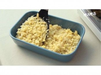 step8: 加入蛋漿後, 放回椰菜花飯, 加少少鹽調味, 便盛出放在烤盤上