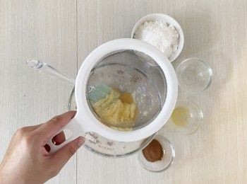 step3: 低筋麵粉過篩倒入