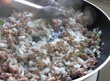 step3: 加入豬絞肉拌炒均勻，炒至粒粒分明後加入洋蔥拌炒