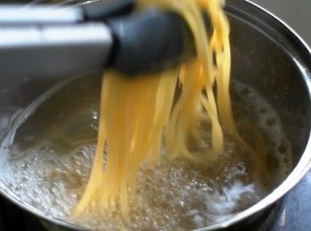 step1: 煮一鍋水，放入1大匙鹽後放入義大利麵煮約8-9分鐘後取出，同鍋放入青花菜燙熟