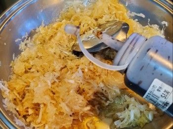 step12: 加入少許老抽上色炒勻，然後試味