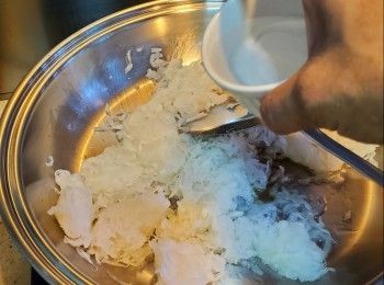 step7: 用少許油起鑊，落蘿蔔絲炒勻，加入水用中火煮淋蘿蔔絲，水要大半蓋過蘿蔔，煮約6一8分鐘