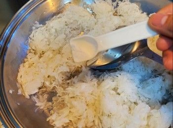 step8: 再調味：加入1／4茶匙鹽炒勻