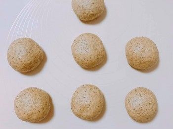 step4: 第一次發酵完成後，取出麵團，以木棍壓出氣泡，放上電子磅磅出麵團重量，平均分成7份麵團