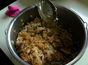 step3: 取出香腸與青江菜，香菇與飯拌勻