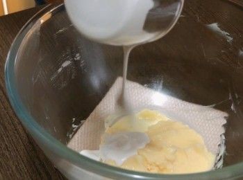 step3: 3) 把椰漿分數次加入牛油，每次需完全混合。
