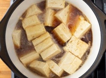 step3: 放入開水和豆腐煮滾後，煨煮約45分鐘。