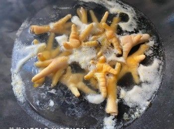 step1: 花生、眉豆浸軟備用；螺頭浸軟後剪成小塊；