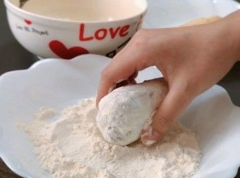 step6: 把豬扒依次序沾上麵粉、蛋液和麵包糠。