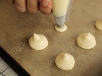 step4: 把麵糊倒入擠花袋中。
擠出自己喜歡的大小。

原味：以170°C烘烤16~18分鐘
巧克力口味：以170°C烘烤13~16分鐘
