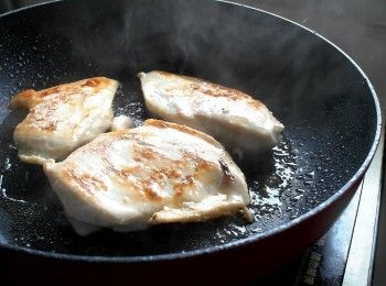 step8: 蓋上鍋蓋悶5-6分鐘後翻面，繼續悶5分鐘，確認熟後就可取出切塊