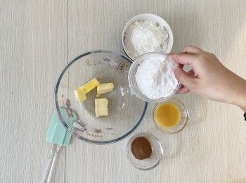 step1: 無鹽牛油室溫放軟，加入糖霜拌勻。