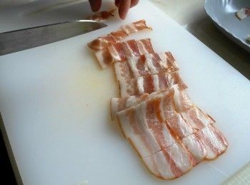 step2: 辣椒切碎、蒜頭切片、培根切小塊