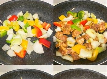 step3: 熱油鑊爆香洋蔥、三色椒、豆豉、蒜蓉
加入排骨、水，炒熟