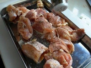 step2: 去骨雞腿肉切塊後用鹽與黑胡椒醃漬15分鐘