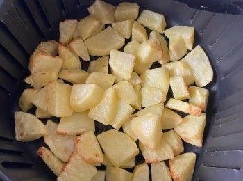 step2: 薯仔去皮後切粒，浸水15分鐘後抹乾水份，倒入橄欖油及鹽拌勻。
放入薯粒以180度氣炸20分鐘，中途翻拌一次，見表面乾身有點金黃即可盛起。