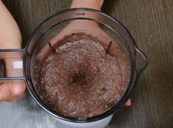 step5: 製作<span class="group_2">紅豆餡</span>:
1) 把已煮熟和軟綿的紅豆放入攪拌機，加入適量水，攪拌成紅豆蓉。