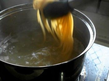 step3: 煮一鍋水放入0.5大匙鹽後放入義大利煮8-9分鐘後取出