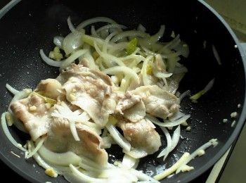 step3: 加入豬肉炒至全熟後放入洋蔥拌炒均勻