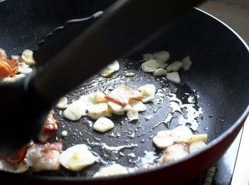 step4: 熱鍋不加油，放入培根煸出油脂後放入大蒜與乾辣椒爆香