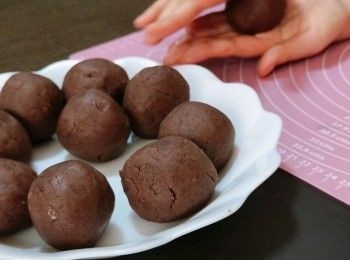 step10: 製作月餅:
1) 把<span class="group_2">紅豆餡</span>分成10份，每份45克，然後把每個<span class="group_2">紅豆餡</span>包入一顆椰汁冰塊，放入冰箱冷藏定型備用。