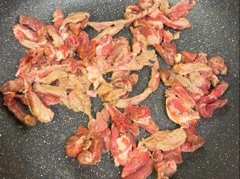 step3: 炒熟牛柳，再加入意粉炒，加入<span class="group_2">調味料</span>炒勻即可