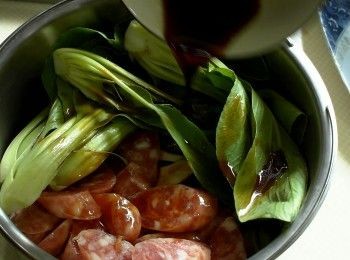 step2: 米煮好後放入香腸、香菇、青江菜與調好的醬汁，再蒸10-15分鐘