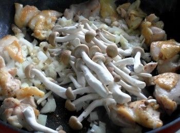 step4: 雞油煸出後放入洋蔥末、蒜末爆香