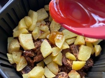 step4: 將薯仔粒、牛仔骨與蜜糖拌勻，再以200度氣炸3分鐘即可。