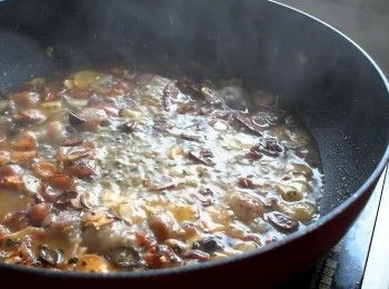 step5: 撒上黑胡椒與乾燥羅勒與100cc煮麵水煮成醬汁