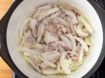 step1: 首先熱油鍋，將洋蔥下鍋炒香後，加入豬五花肉片拌炒。