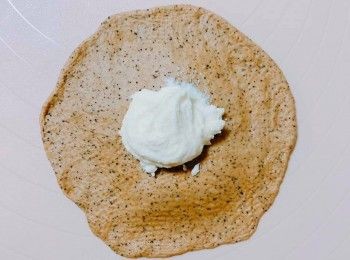 step6: 排氣搓成圓形，包入忌廉芝士