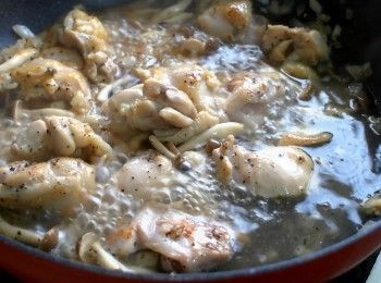 step6: 倒入約150-200cc左右的煮麵水以及義大利麵拌炒均勻