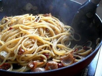 step6: 放入義大利麵拌炒至喜歡的熟度，中間可以嘗一下味道用鹽與水調整鹹味